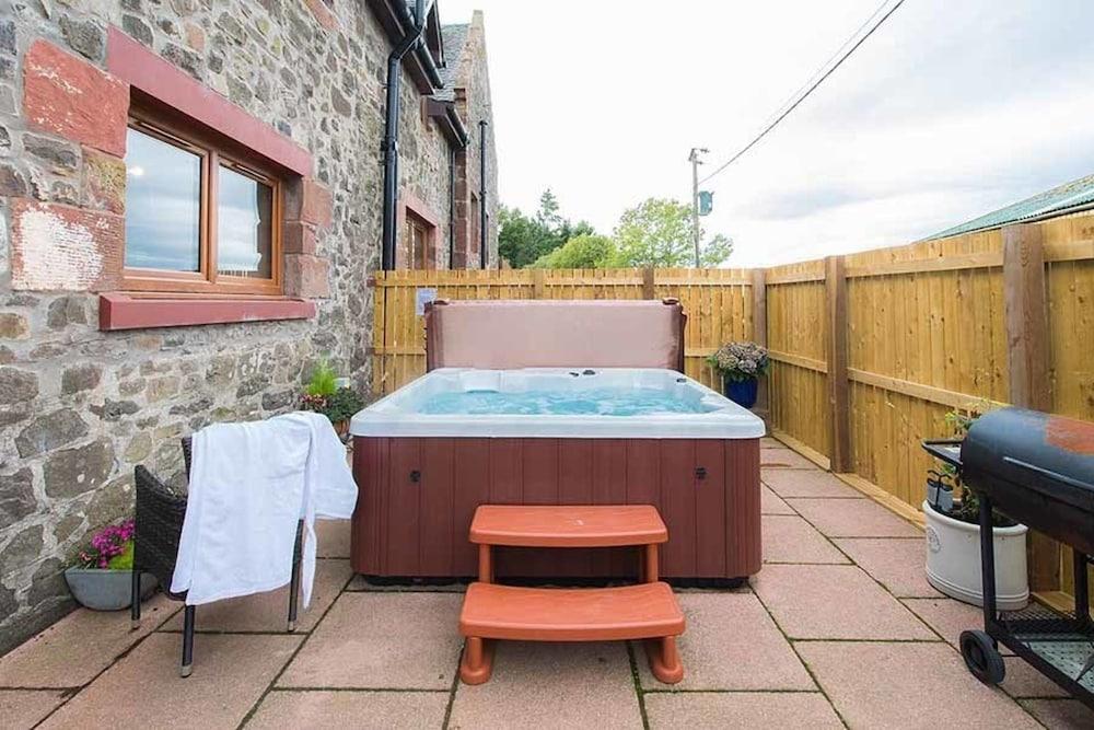 The Old Byre 405147 - Outdoor Spa Tub