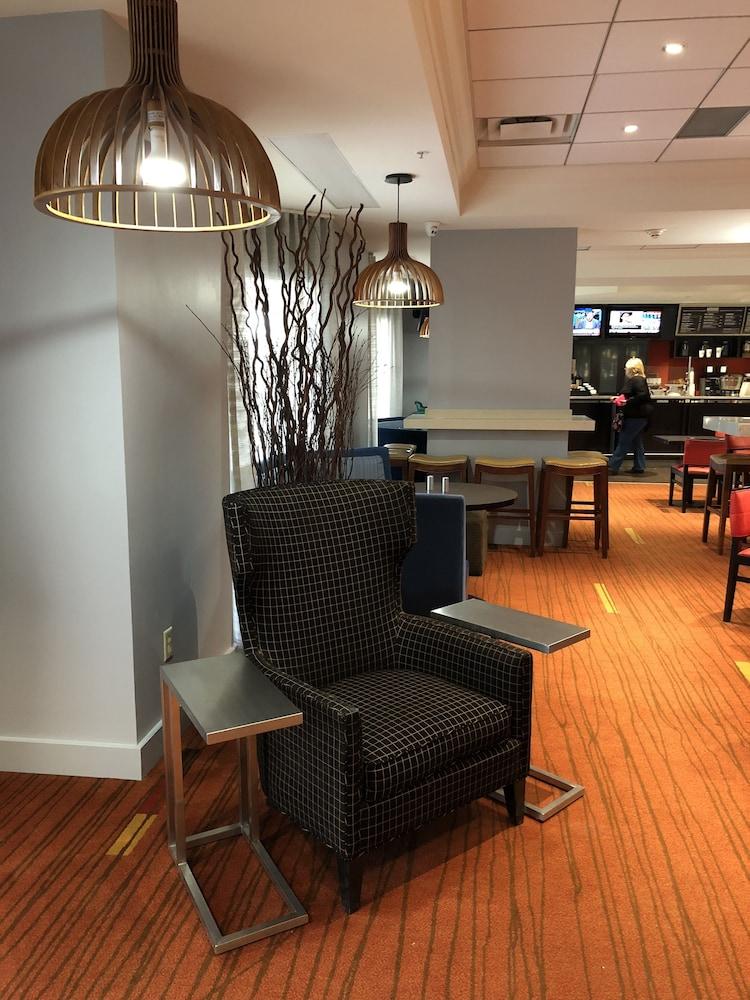 Courtyard by Marriott Toronto Airport - Lobby Sitting Area