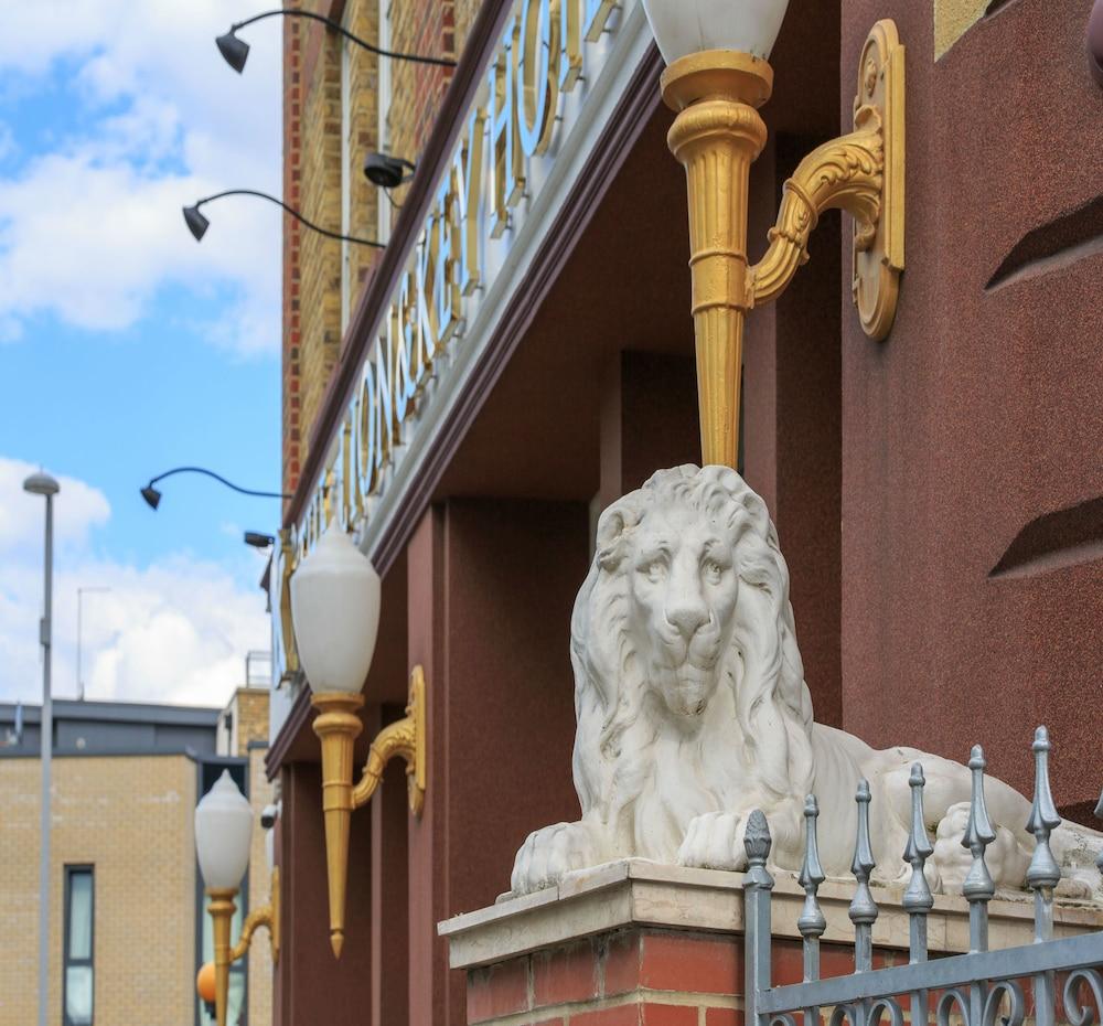 The Lion & Key Hotel - Exterior detail