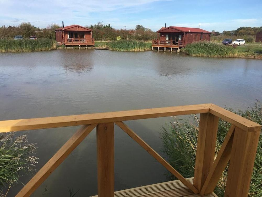Lakeside Fishing Lodges - Exterior