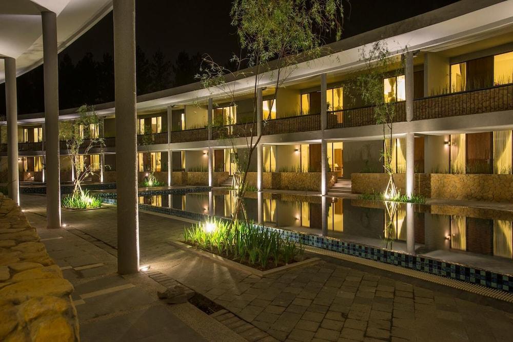 Hotel Neo+ Green Savana Sentul City by ASTON - Waterslide