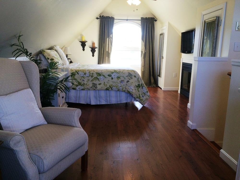 Perkins Cove Oceanfront Cottage - Room