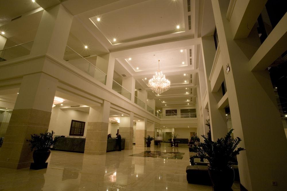 Sintesa Peninsula Hotel Manado - Interior Entrance
