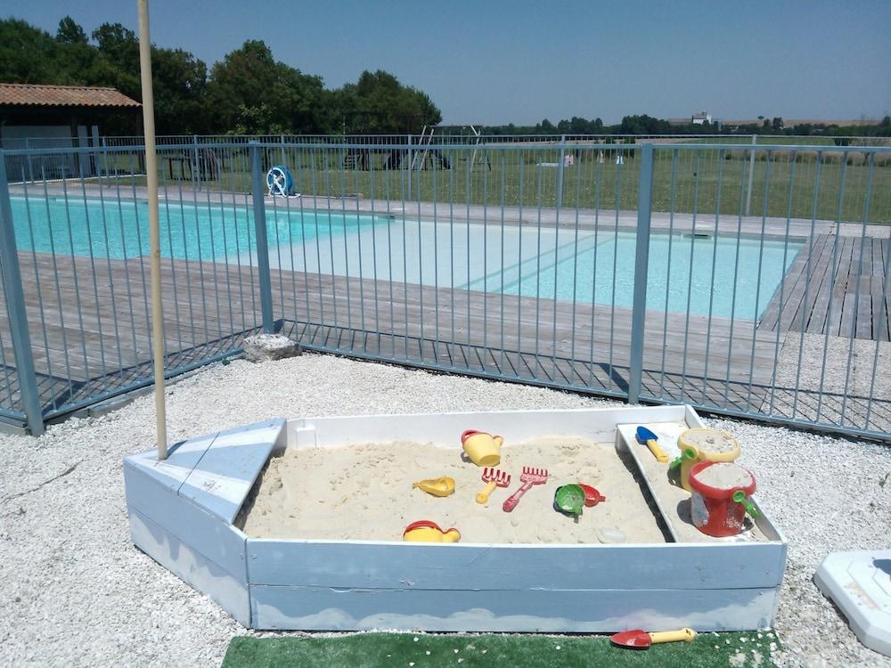 جايت لا جرانج - لوجي دو لا كروا - Children's pool