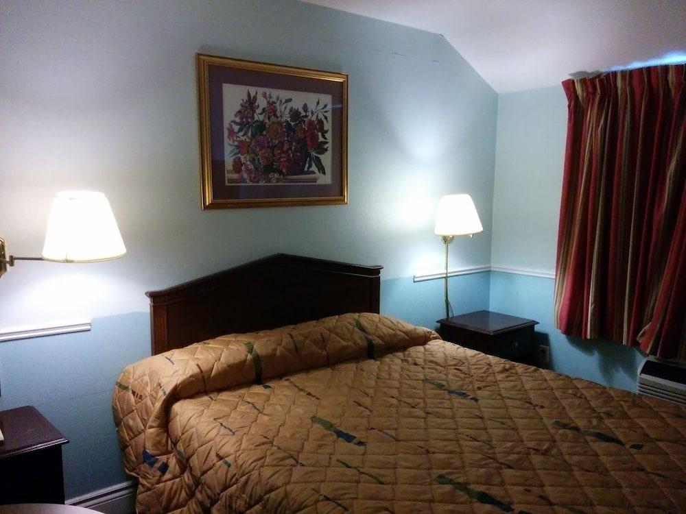 Queensway Motel - Room