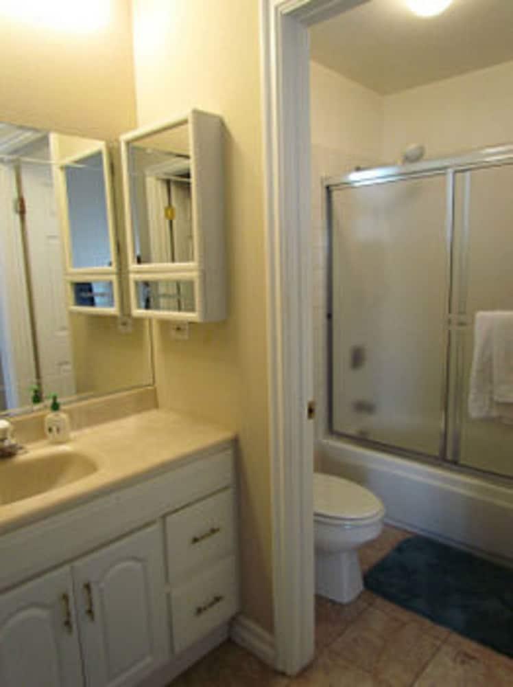3 Bedroom Duplex with Ocean View - Bathroom