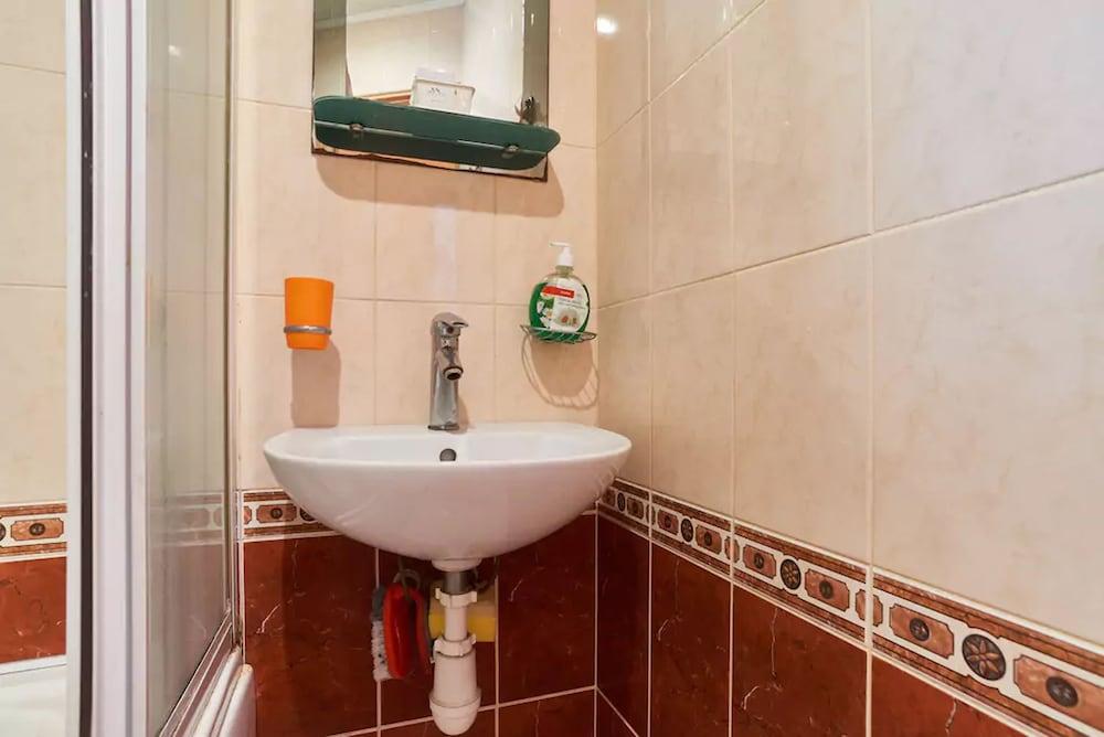 Home-Hotel Raisy Osipkinoy 7A - Bathroom Sink