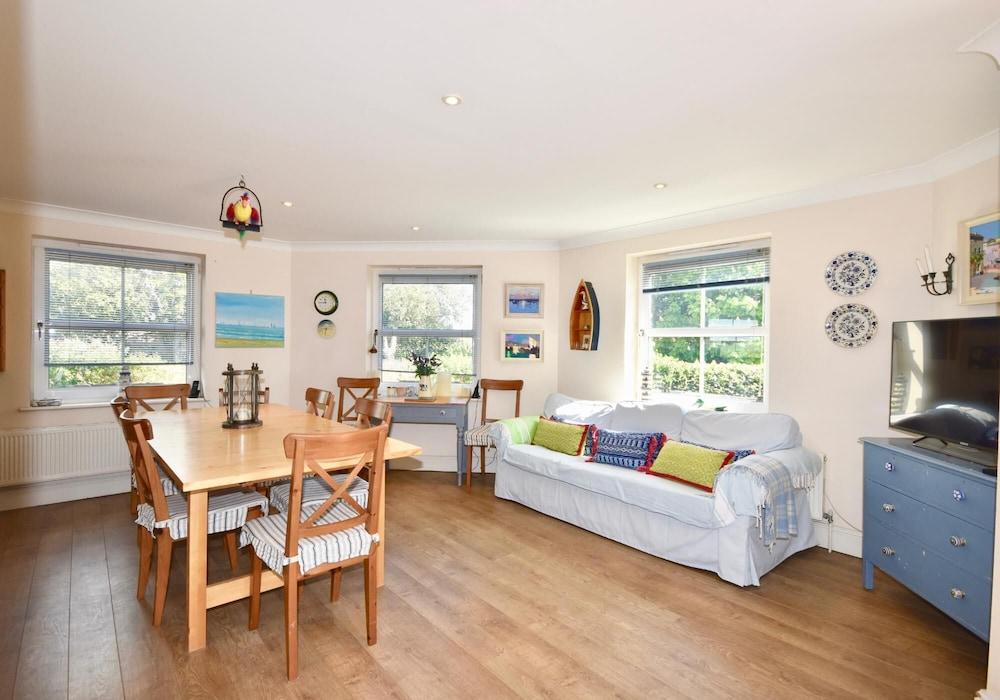Solent Landing Pet Friendly Bembridge Beachside Holiday Home for 6 - Room