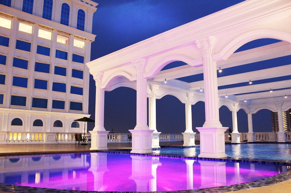 Adimulia Hotel Medan - Outdoor Pool