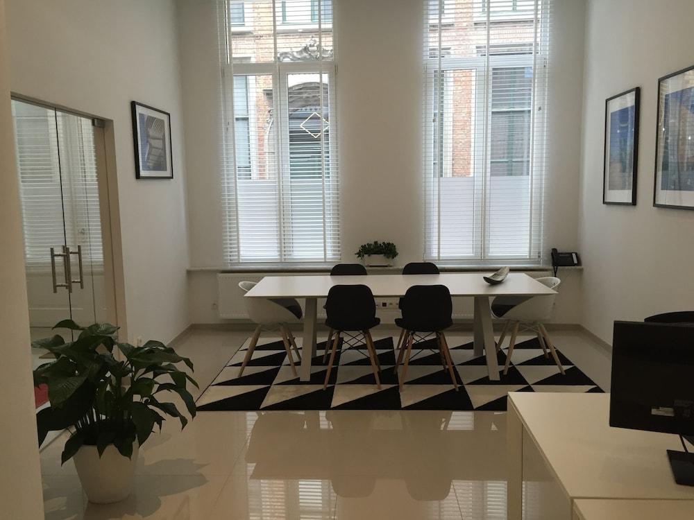 Antwerp Business Suites - Lobby Sitting Area
