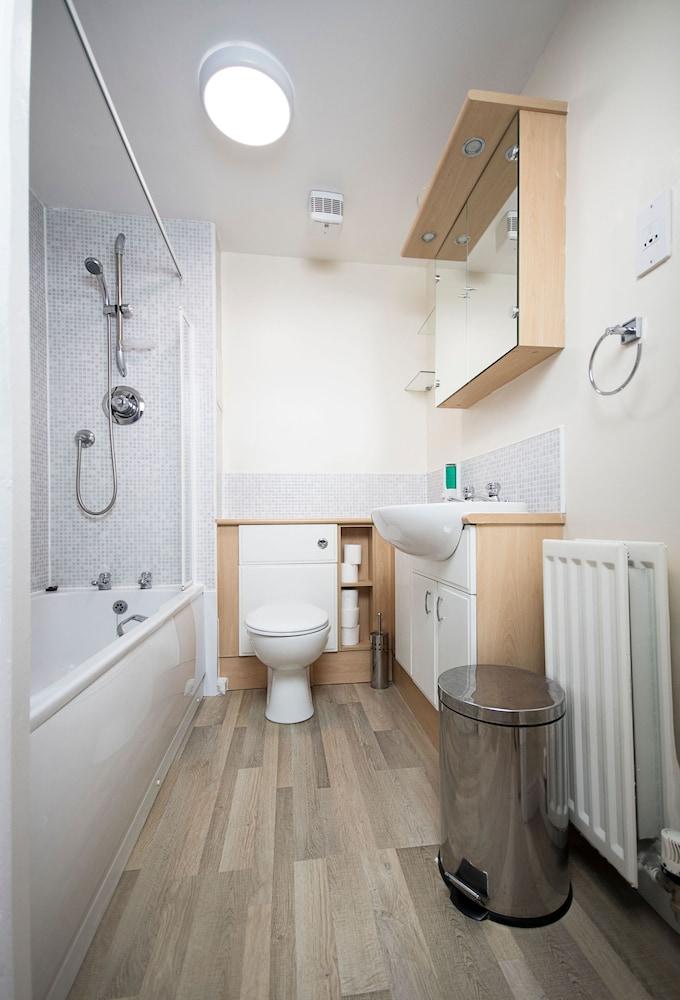 Lochend Serviced Apartments - Bathroom