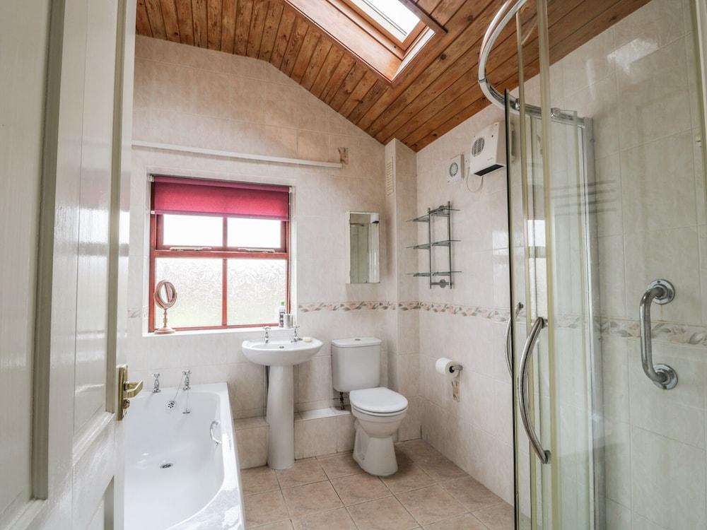 Wharf Cottage - Bathroom