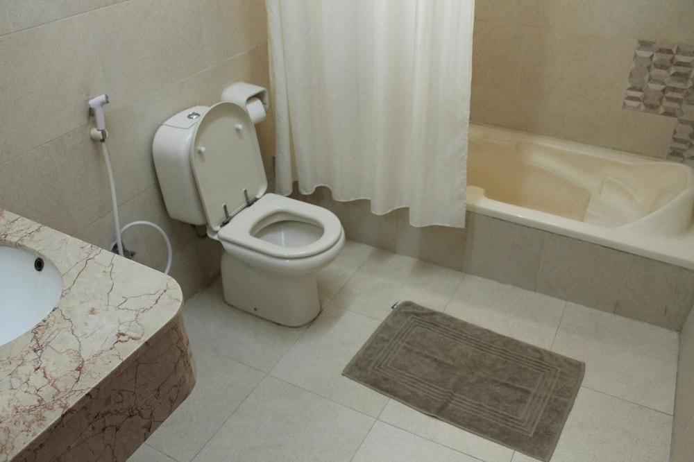 Khasab Hotel - Bathroom