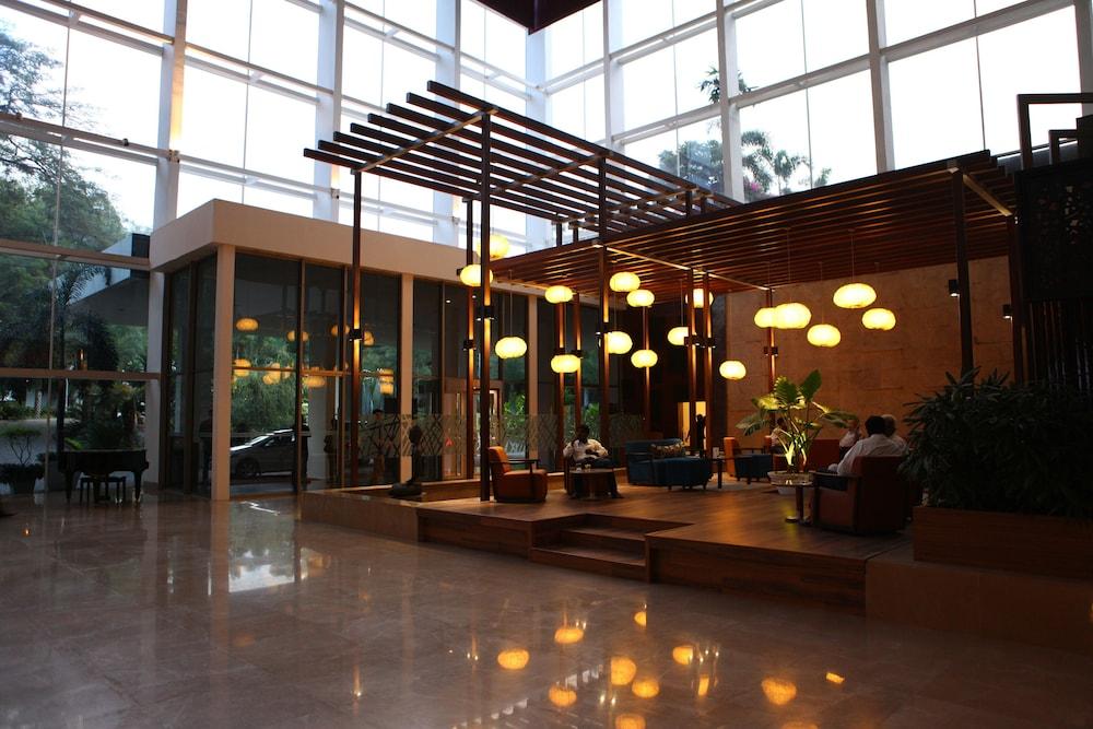Radisson Blu Plaza Hotel Hyderabad Banjara Hills - Interior Entrance
