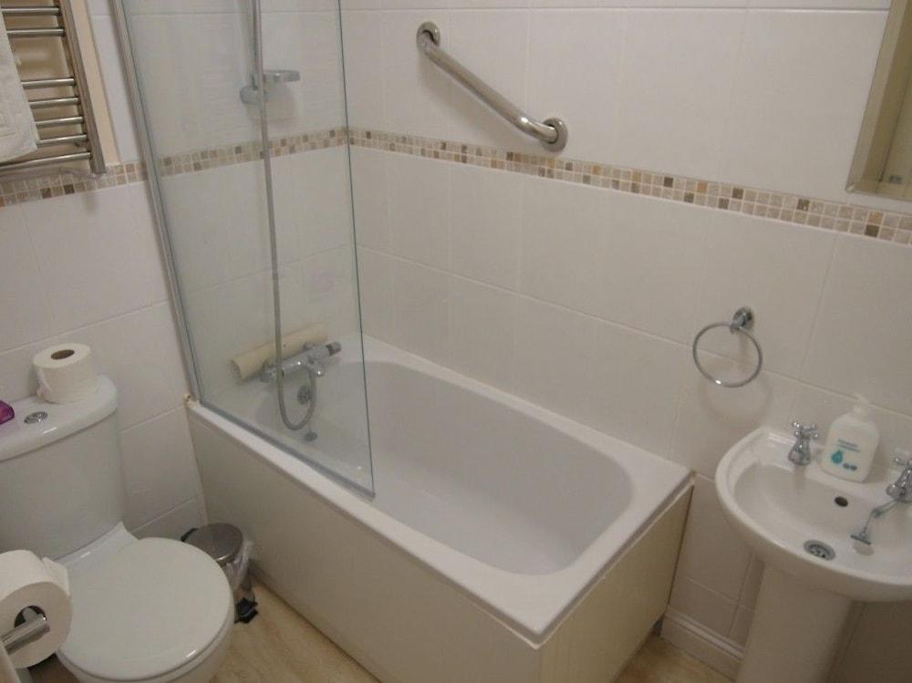 Woodcliffe Holiday Apartments - Bathroom