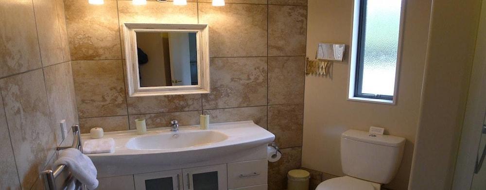 Bream Bay Lodge - Bathroom