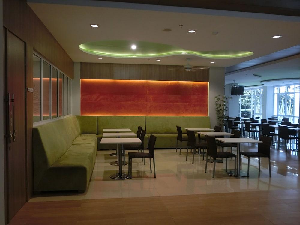 IZI Hotels - Lobby Sitting Area