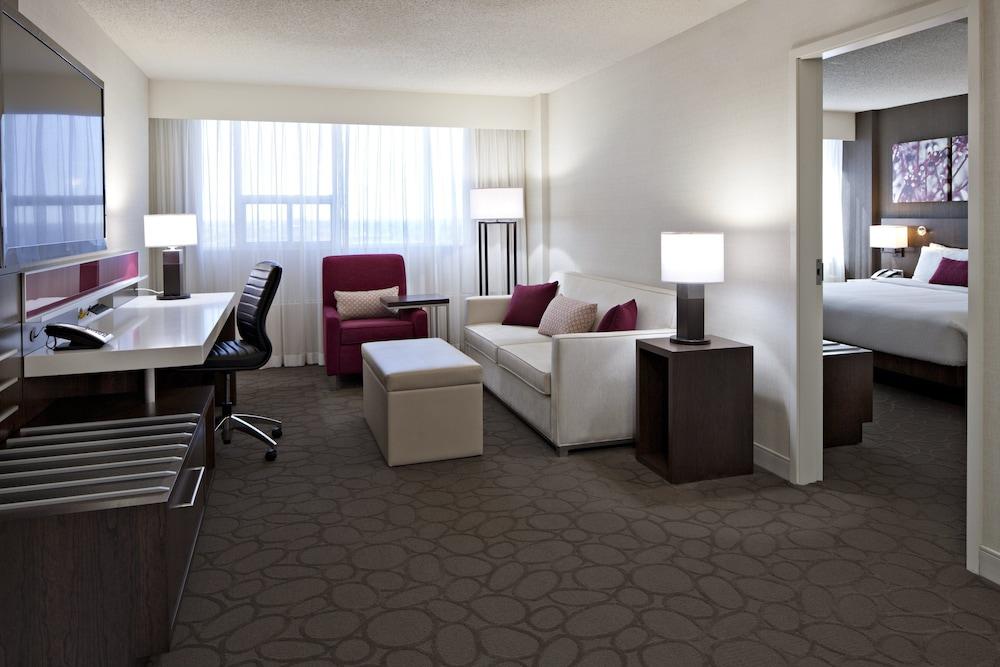 Delta Hotels by Marriott Edmonton South Conference Centre - Room