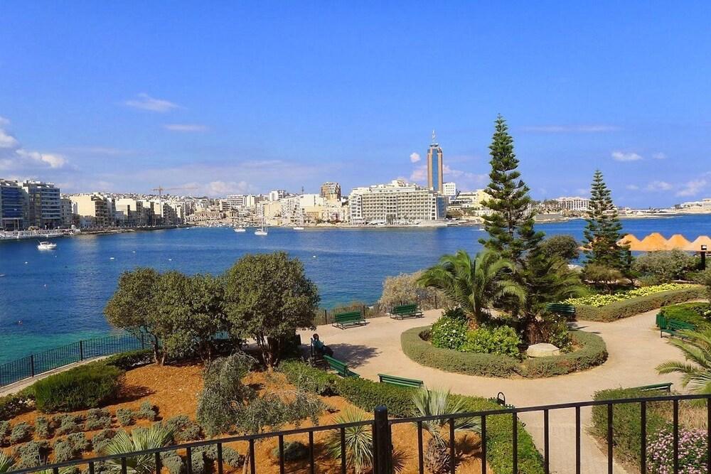 Seafront Apartment in Sliema wt Breathtaking Views - Property Grounds