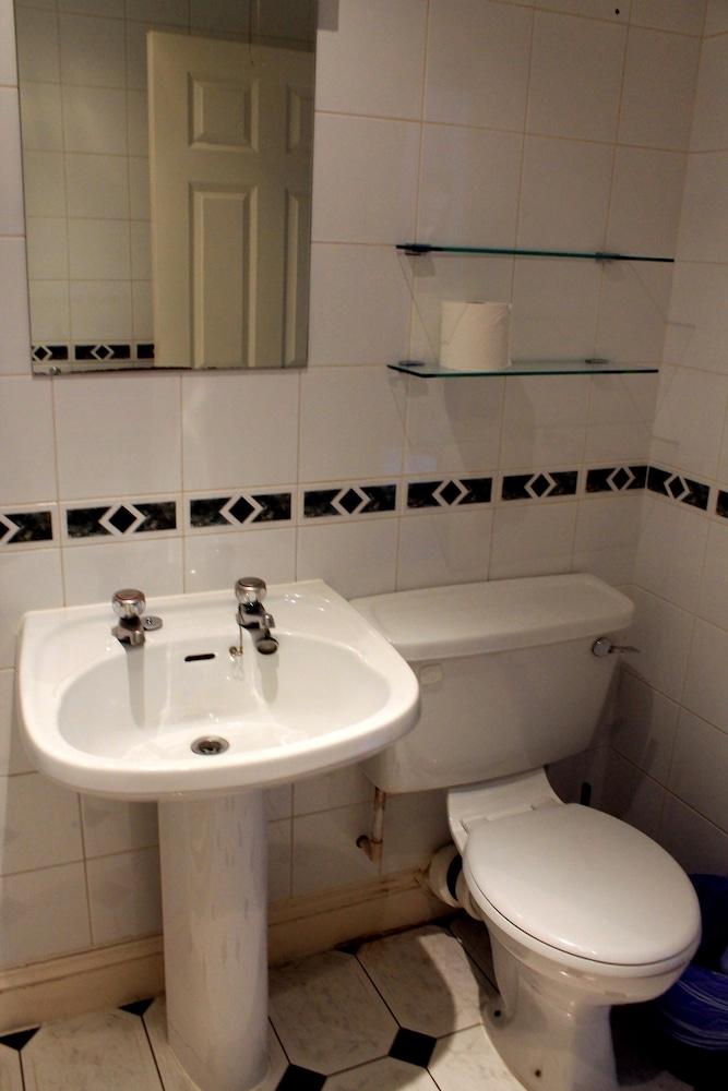 Acorn - Crawford House Apartments - Bathroom
