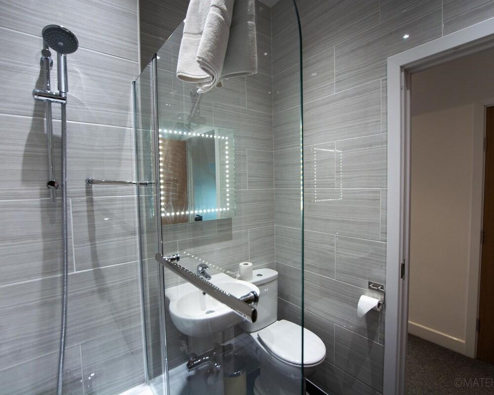 Somerville Apartments London Heathrow - Bathroom