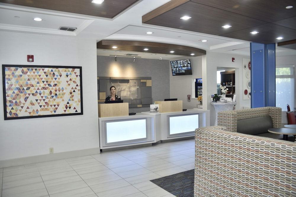 Holiday Inn Express® Windsor Sonoma Wine Country, an IHG Hotel - Lobby