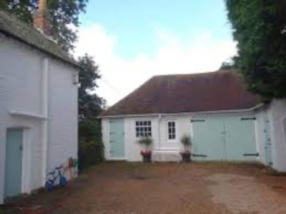 Sweet Small Barn With Tennis Court, Near Goodwood - Exterior
