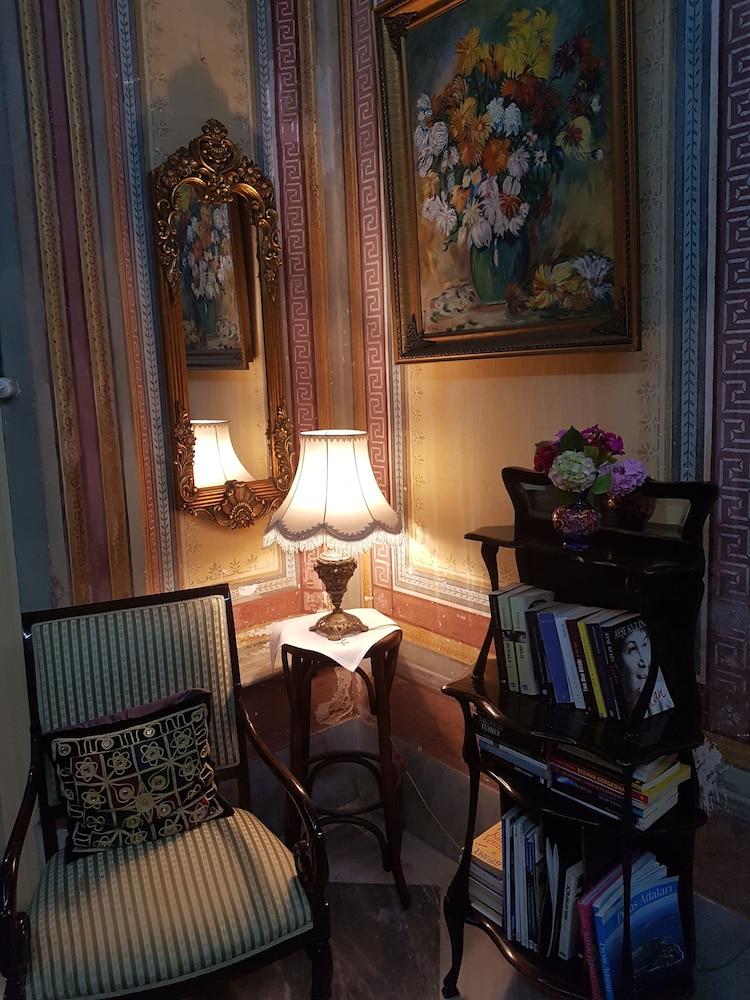 Büyükada Anastasia Meziki History Mansion - Lobby Sitting Area