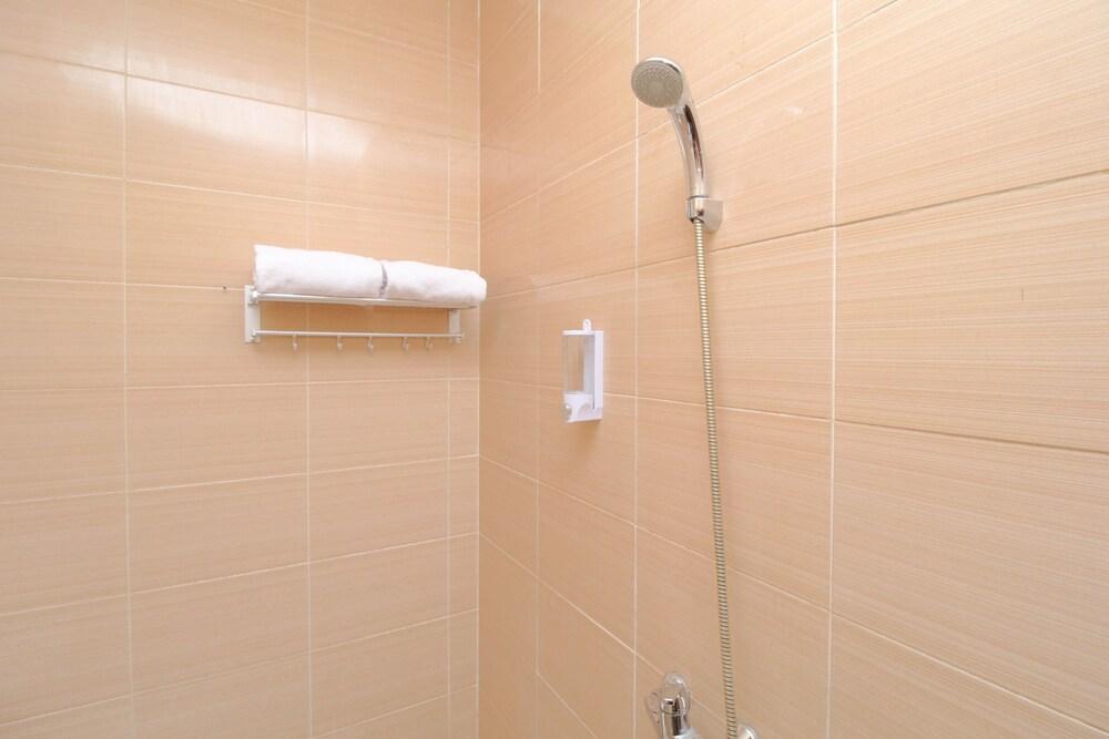 Sky Inn Mangga Besar 1 Jakarta - Bathroom Shower