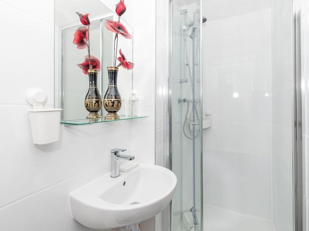 Simplistic Apartment in Croydon near Wandle Park - Bathroom