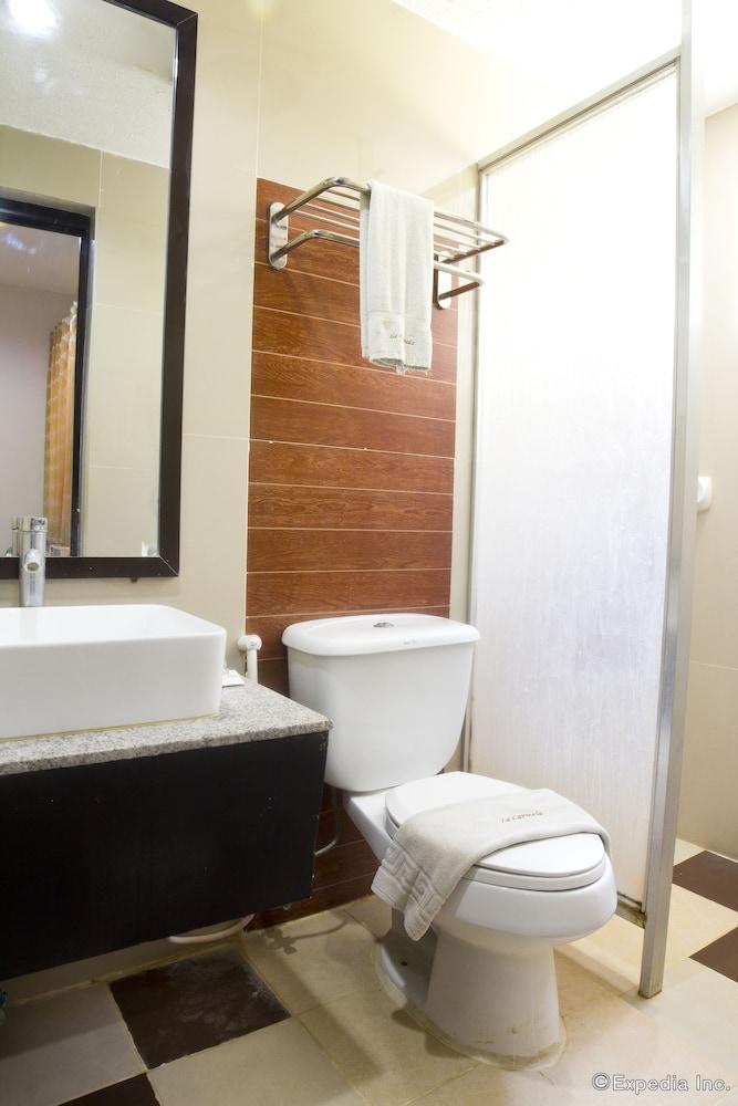 La Carmela de Boracay Resort Hotel - Bathroom