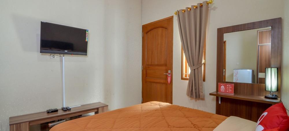 ZEN Rooms near Mercubuana Syariah - Room