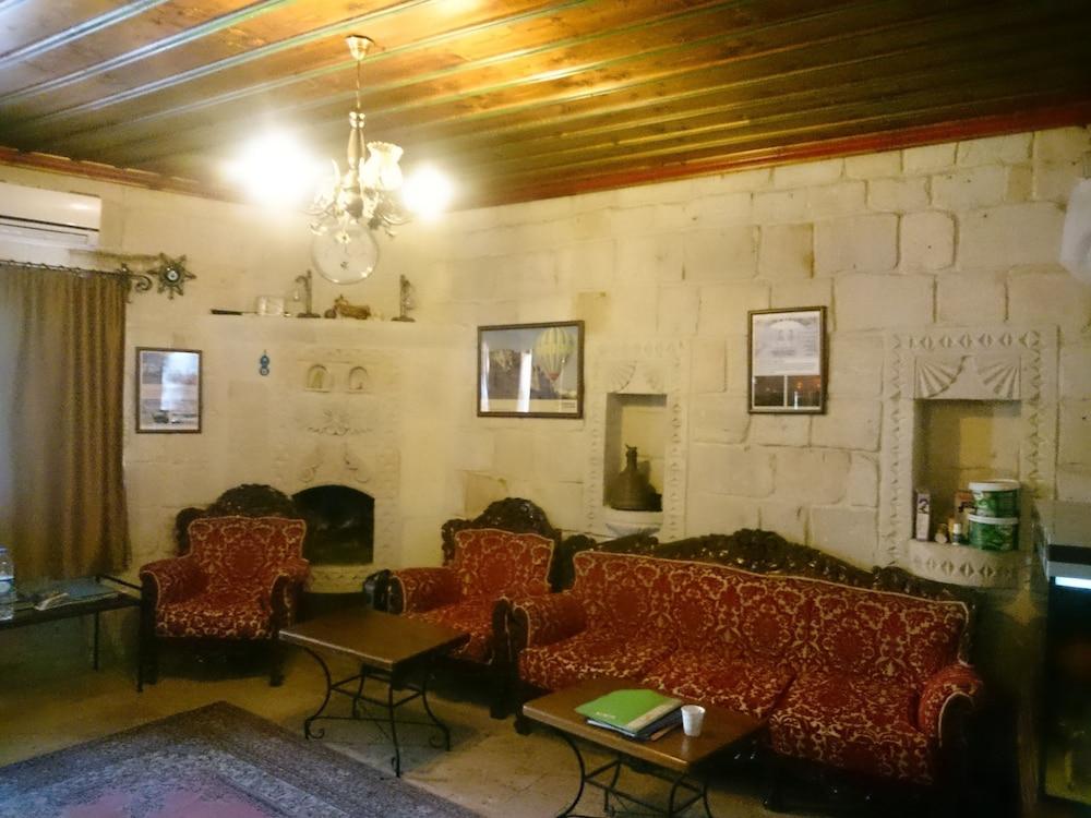 Century Cave Hotel - Lobby Sitting Area