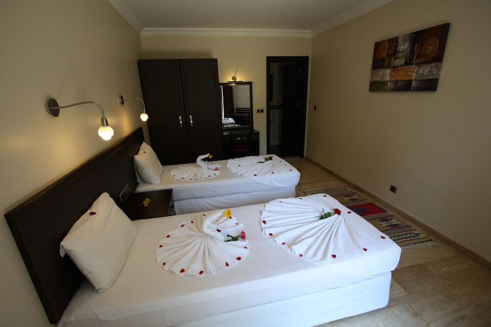 Hotel Holiday Calbis - Room
