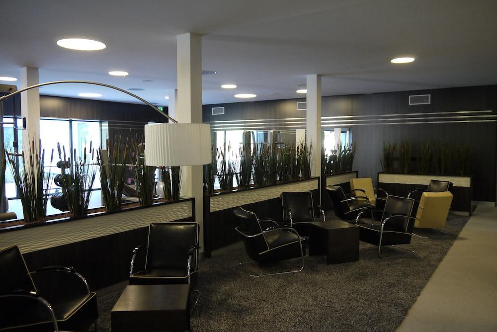 إيسنيبو هوتل دوسلدورف - Lobby Sitting Area