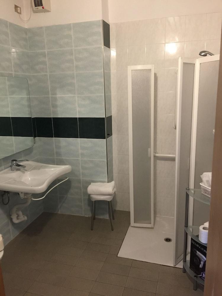 Athos Hotel - Bathroom