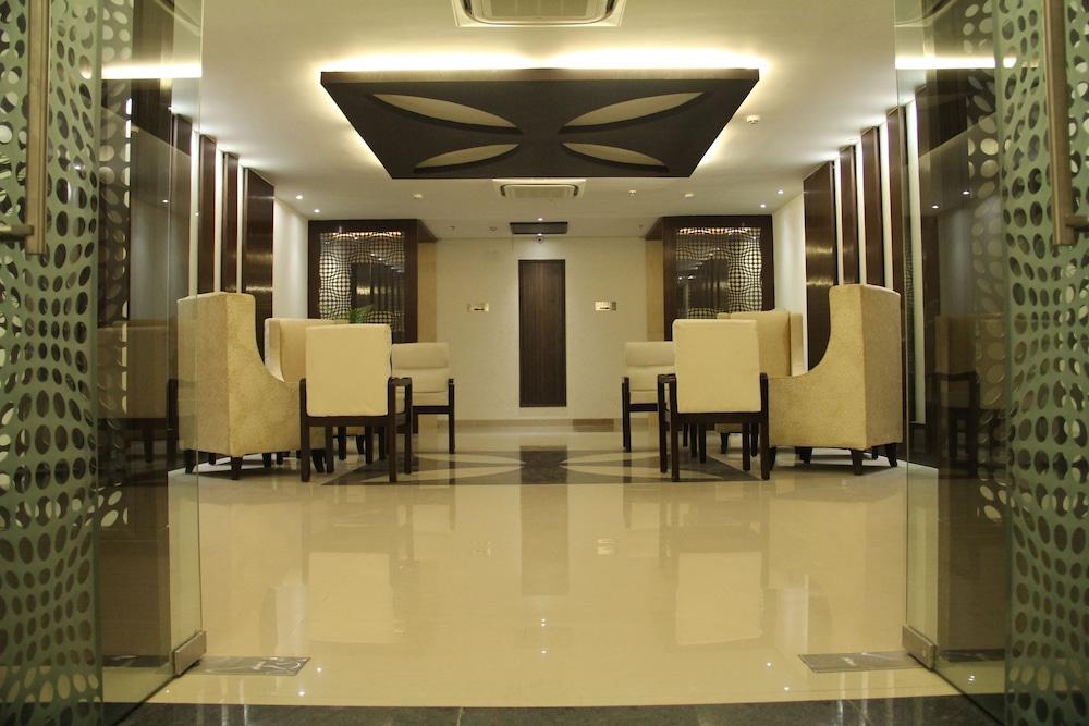 Bhawna Clarks Inn - Agra - Lobby Sitting Area