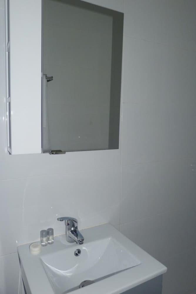 Hôtel du Jura - Bathroom