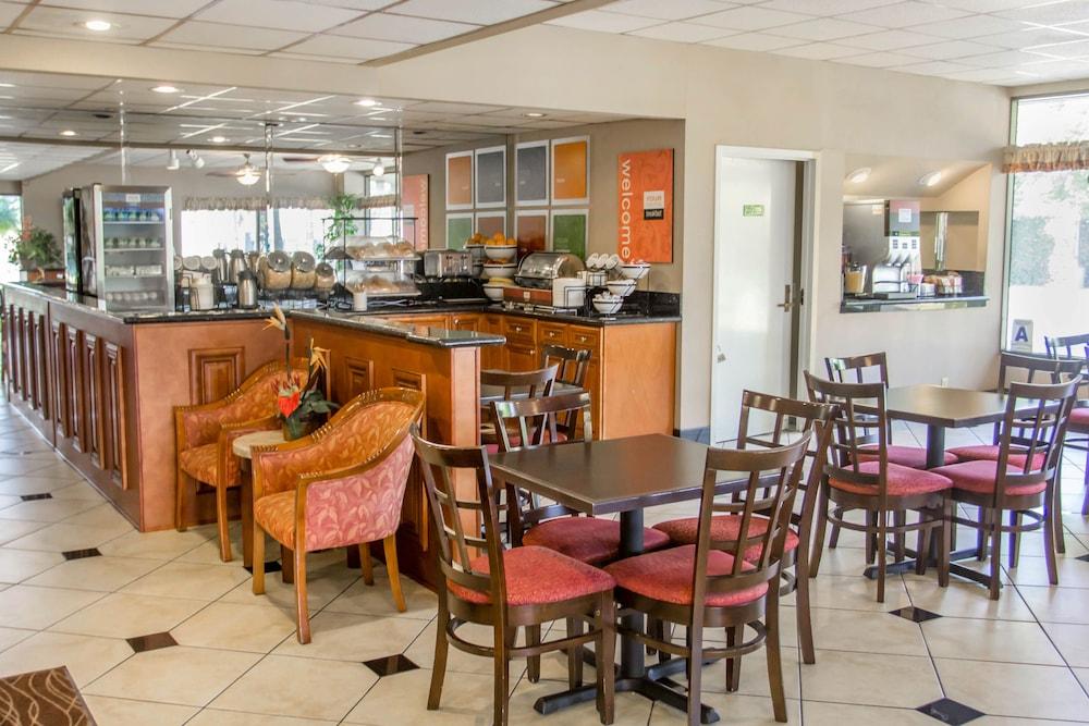 Quality Inn Riverside near UCR and Downtown - Lobby Lounge