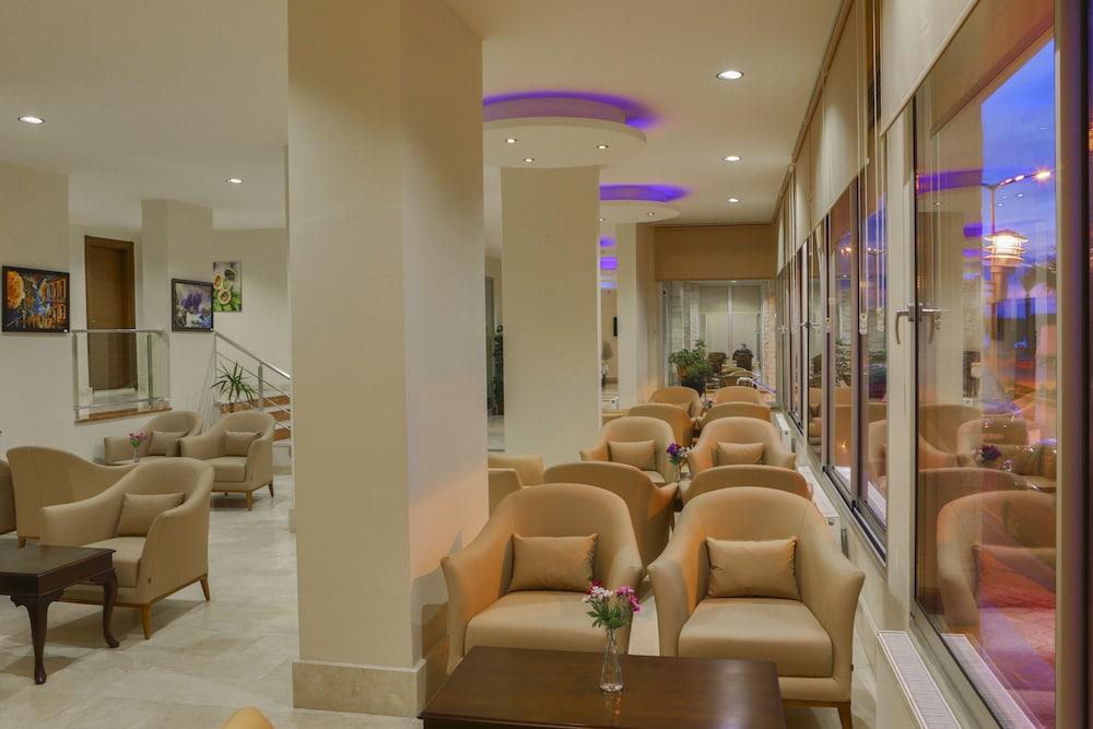 Perla Otel - Lobby Sitting Area