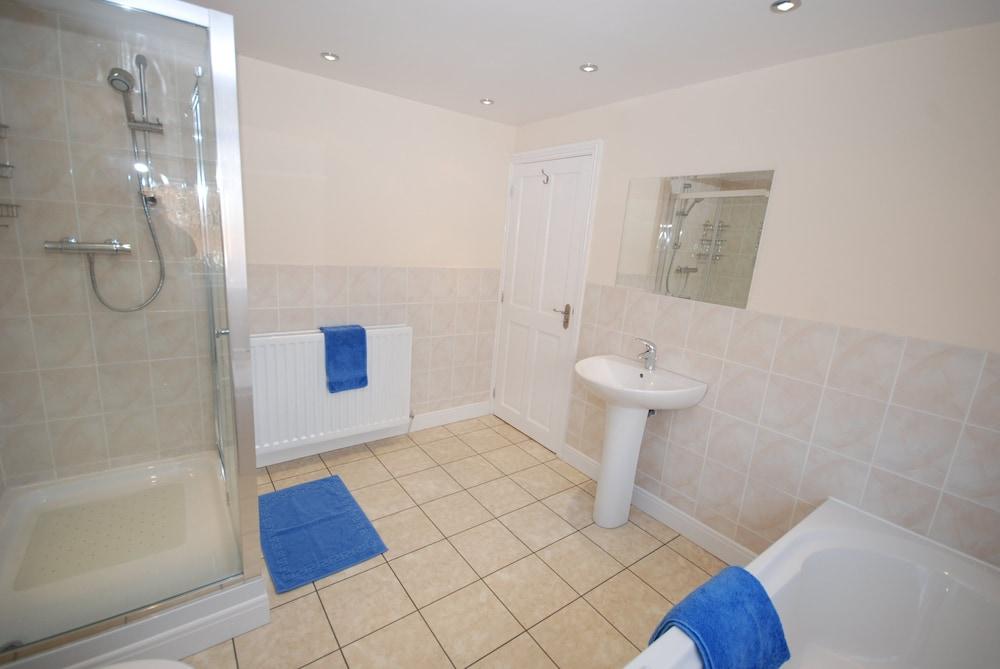 Saltburn Holidays Bluebell Cottage - Bathroom
