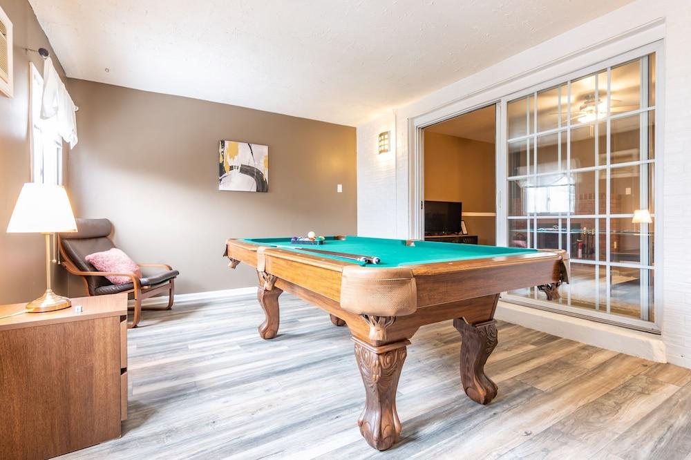 Charming 3BR House Cozysuites Pool Table - Billiards