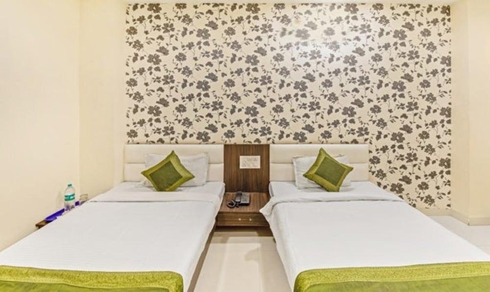 Aaradhy Hotel - Room