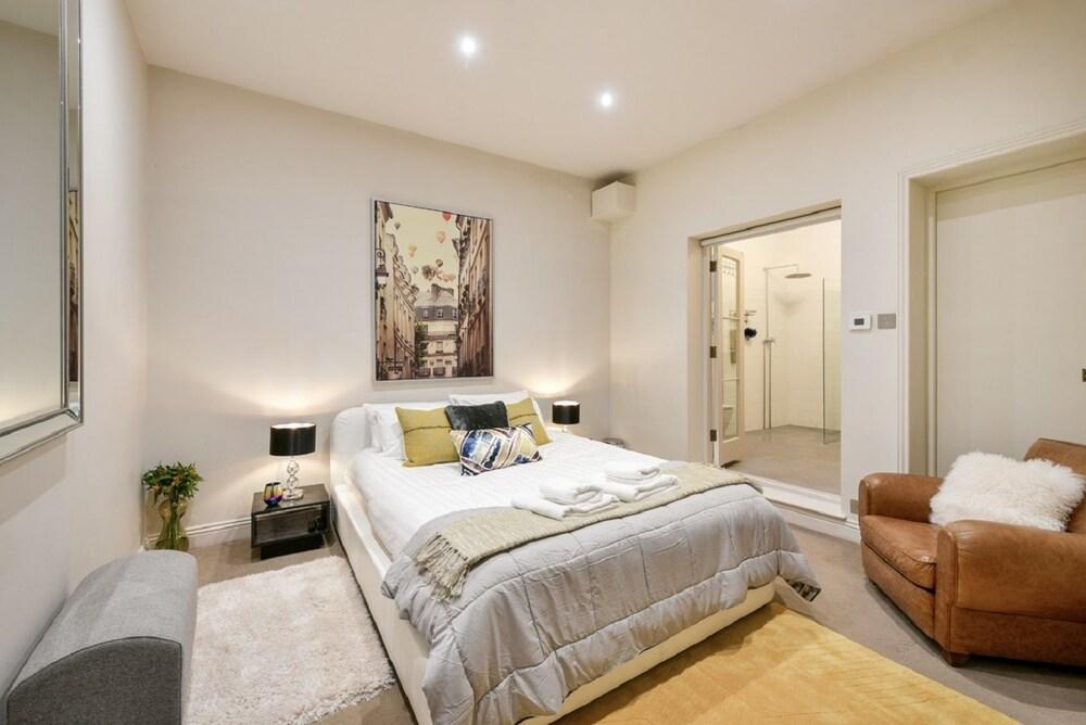 Central London Mews House - Room