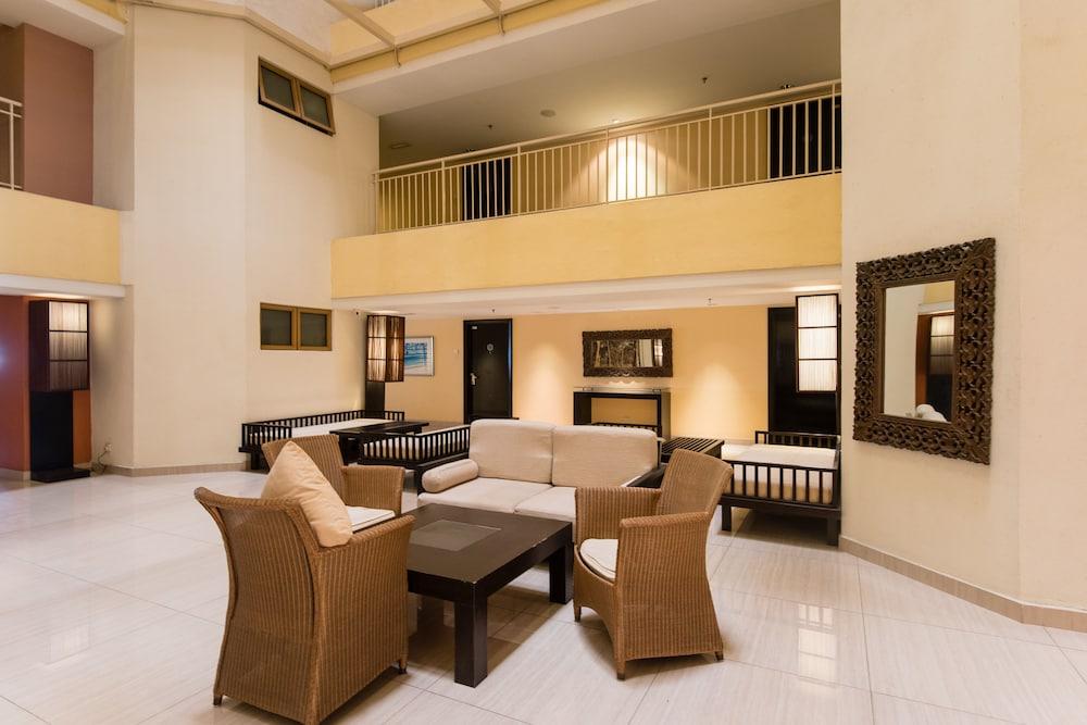 W Studio Resort Suites at Pyramid Tower - Lobby Sitting Area