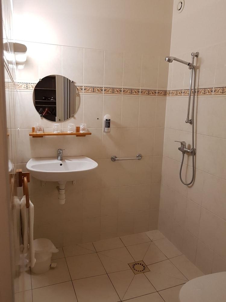 هوتل لو ريليه دو جارناك شومبان - Bathroom Shower