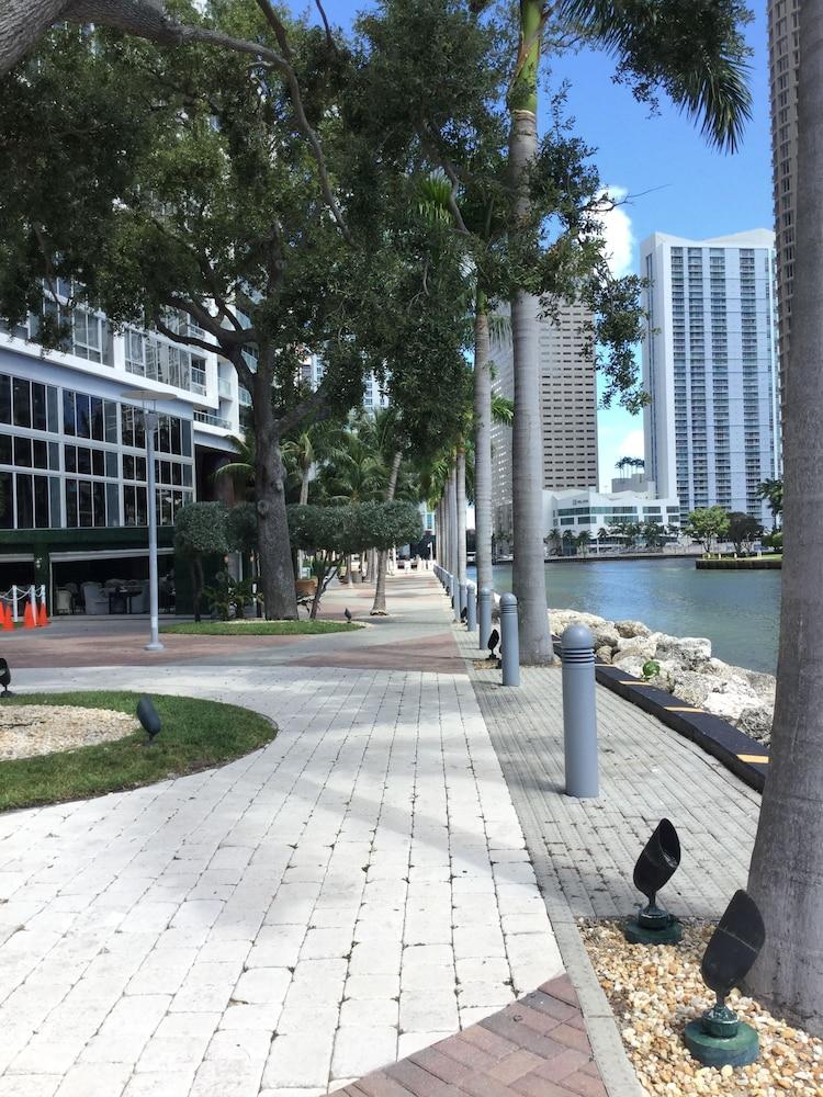 Icon Brickell - Downtown Miami - Property Grounds