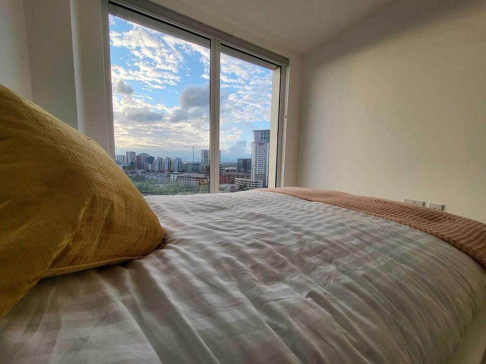 Brand new Luxury 2-bed Flat With Stunning Views - Room
