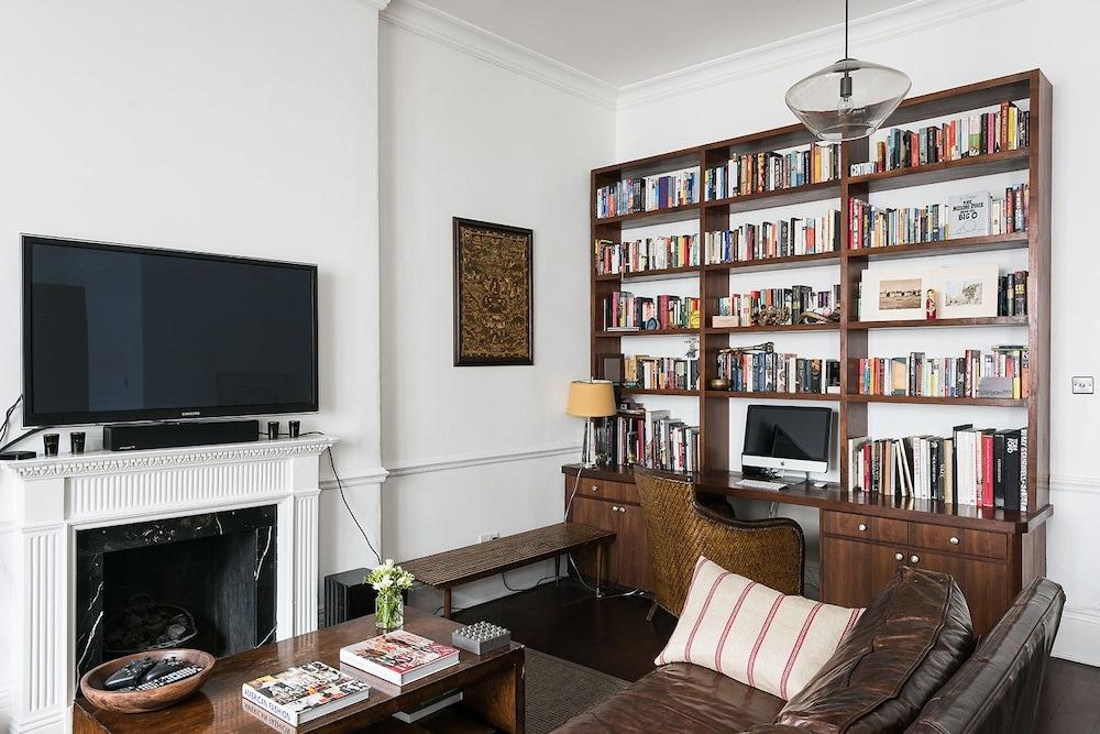 Traditional Exquisite 1BR near Hyde Park - Living Room