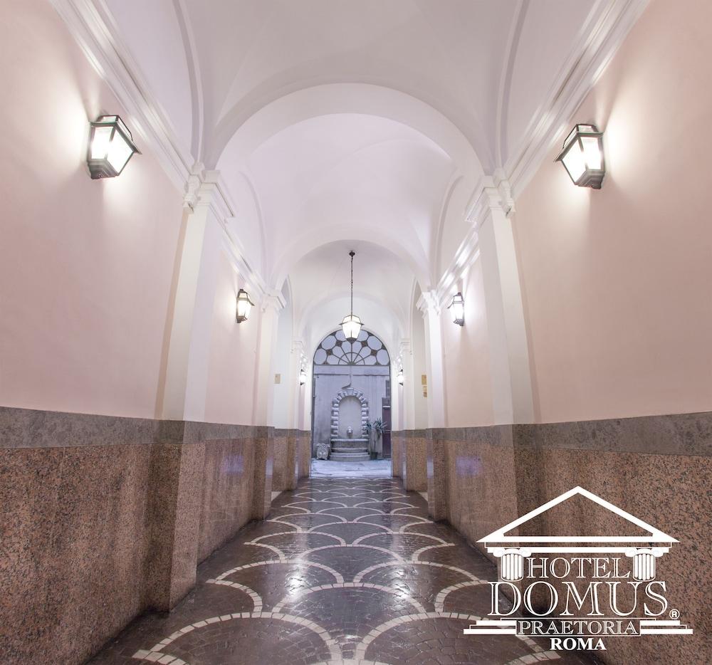 Hotel Domus Praetoria - Interior Entrance